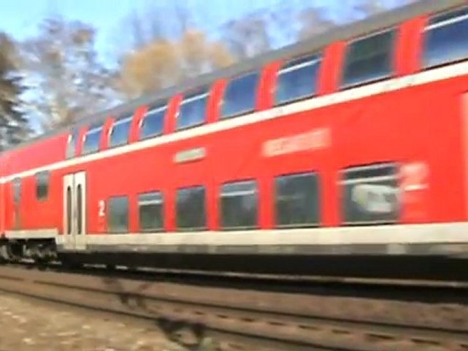 BR143 mit Dostos bei Bonn Beuel Süd hat gerade Bonn Oberkassel verlassen