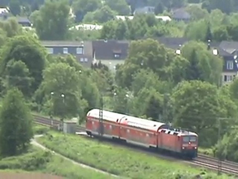 Zweimal BR143 mit Dostos und ein Bauzug bei Unkel am Rhein