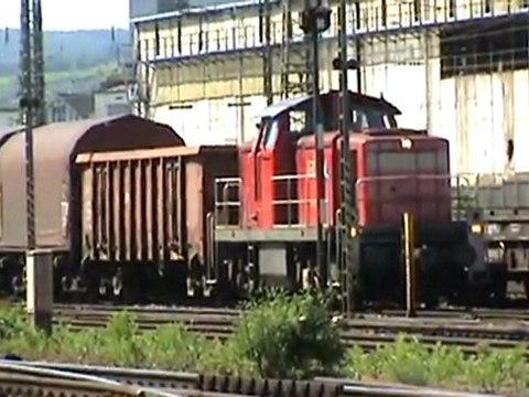 BR185 mit Schiebewandwagen durchquert Bf Neuwied Richtung Süden und BR294 rangiert