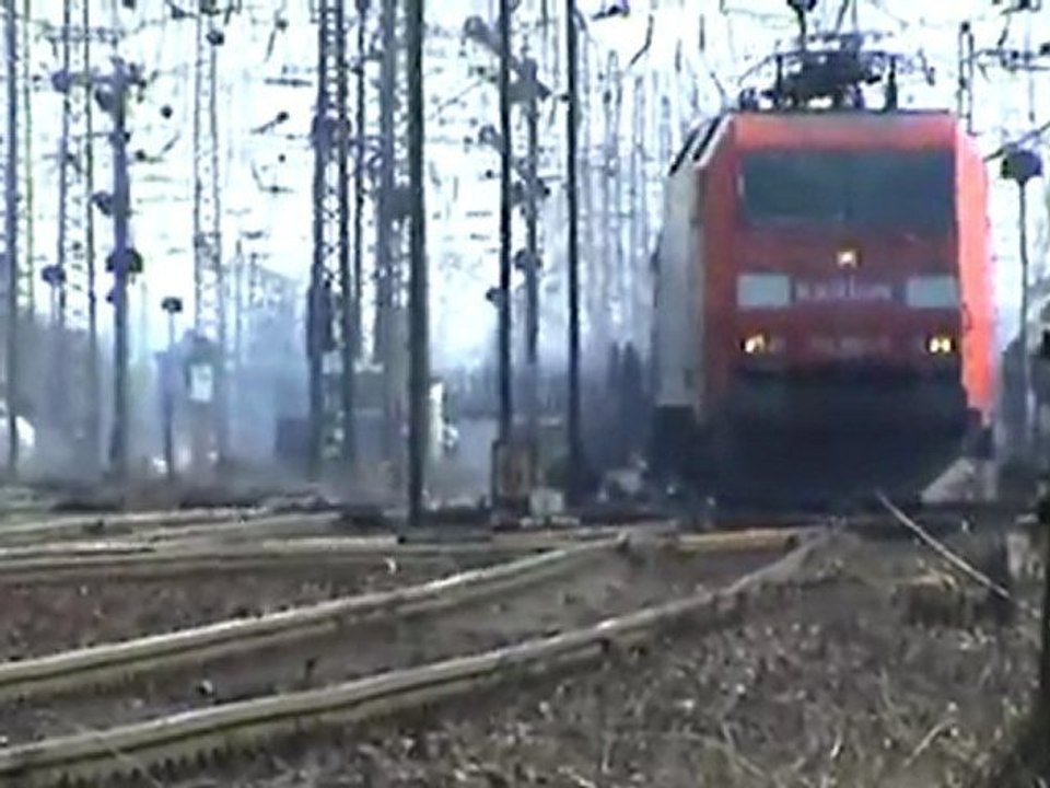 BR152 mit Rungenwagenzug verläßt Rbf Köln Gremberg Richtung Südbrücke und Gbf Bonntor