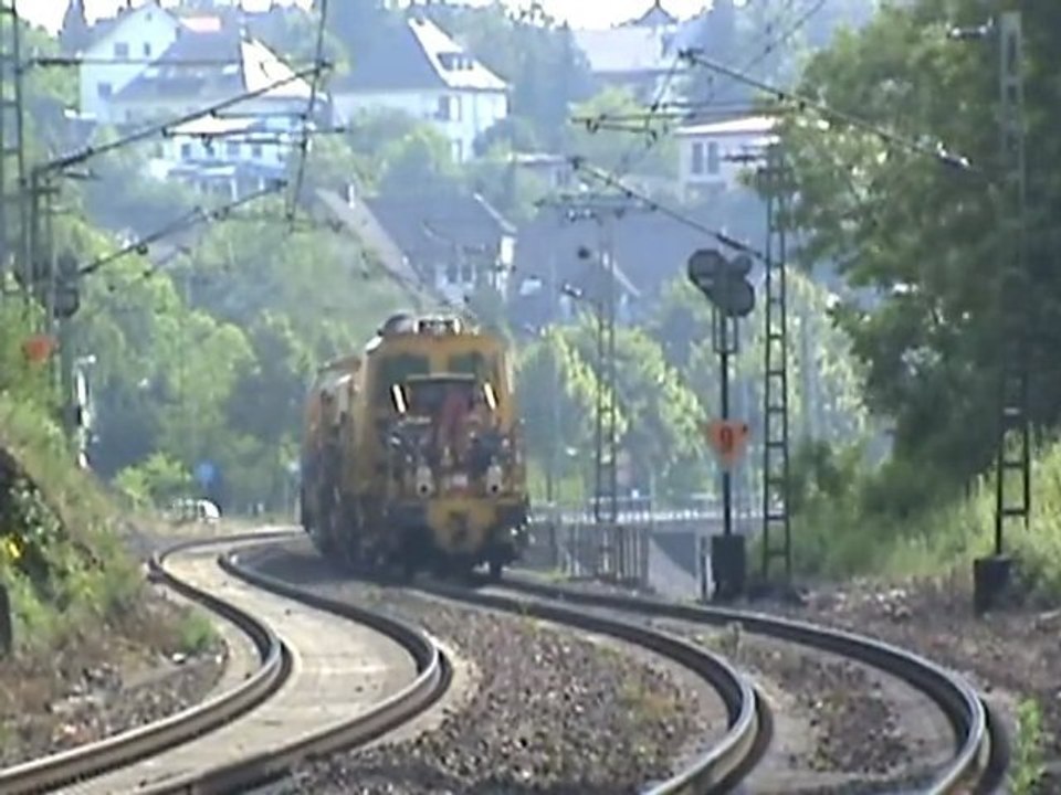 BR203 mit Bauzug nach Süden am Ortseingang Neuwied