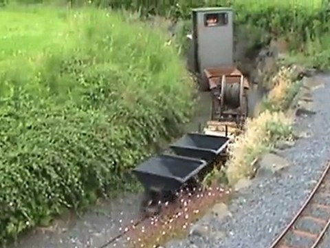 Lee überquert die Brücke des Westerwälders mit der sieben Zoll Gmeinder