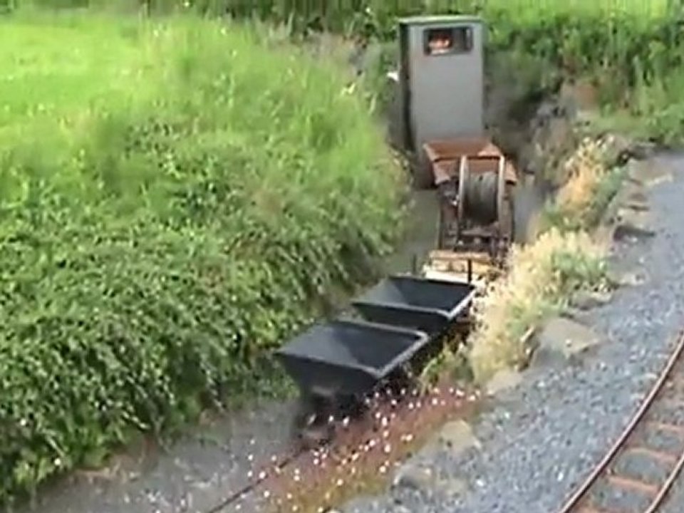 Lee überquert die Brücke des Westerwälders mit der sieben Zoll Gmeinder