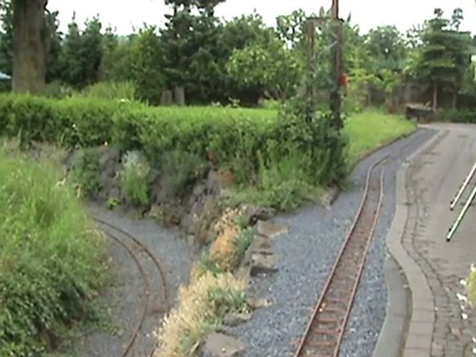 Strüver Kuli auf siebeneinviertel Zoll Spur überquert Brücke und Gmeinder passiert mit Zug