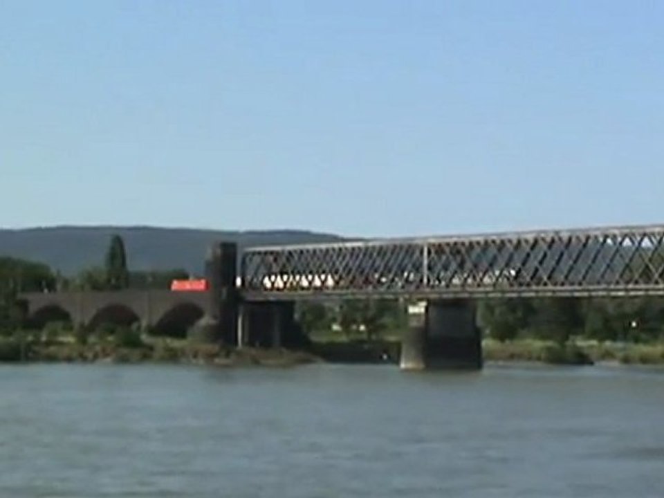 BR185 überquert bei Urmitz die Kronprinzenbrücke mit gemischtem Güterzug