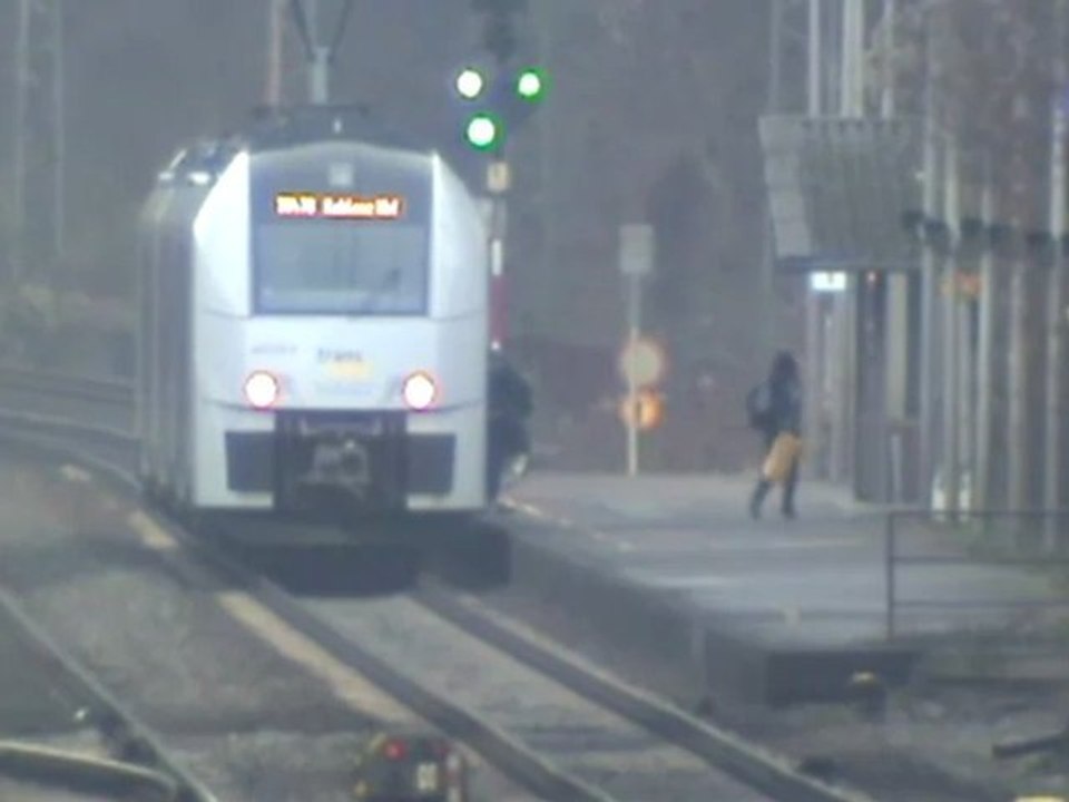 BR460 Desiro der Mittelrheinbahn hält auf dem Weg zum Hbf Koblenz im Bf Brohl