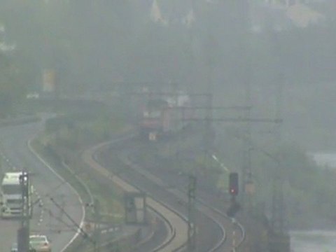 BR143 schiebt Dostos zum Bf Neuwied