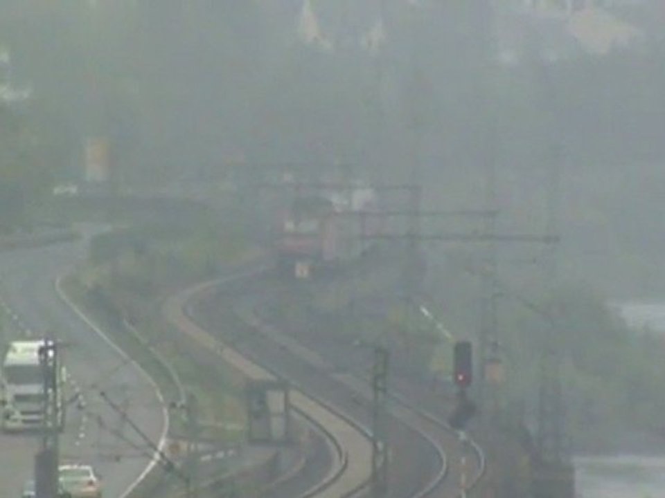 BR143 schiebt Dostos zum Bf Neuwied