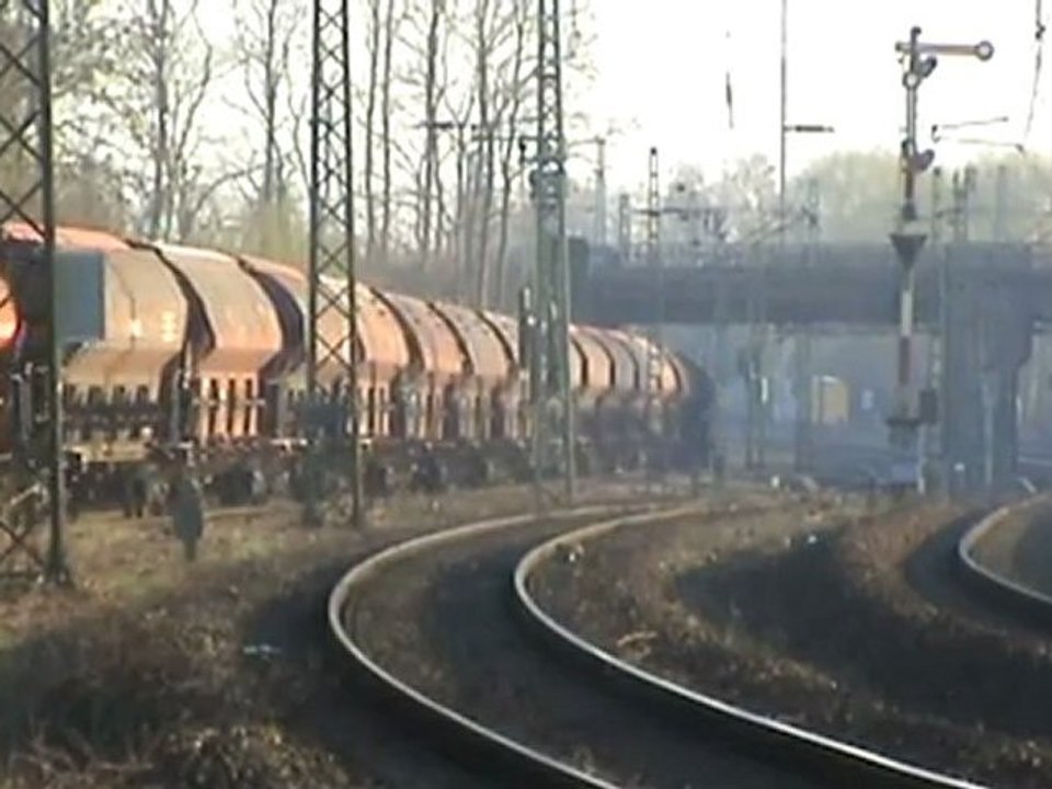 BR294 verläßt Gbf Köln Kalk Nord mit Schüttgutwagen Richtung Südbrücke