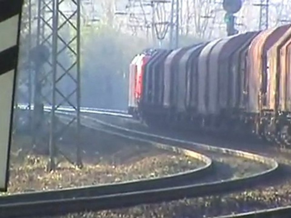 BR185 verläßt Gbf Köln Kalk Nord mit Schiebewandwagen Richtung Rbf Gremberg