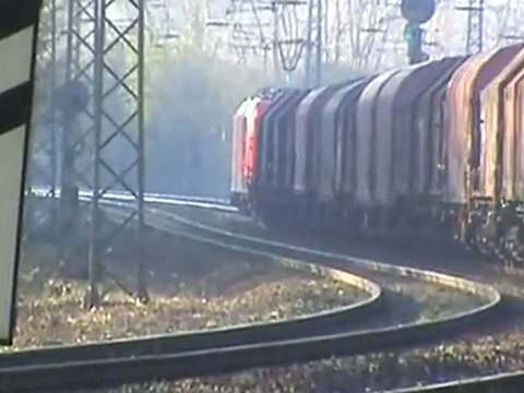 BR185 verläßt Gbf Köln Kalk Nord mit Schiebewandwagen Richtung Rbf Gremberg