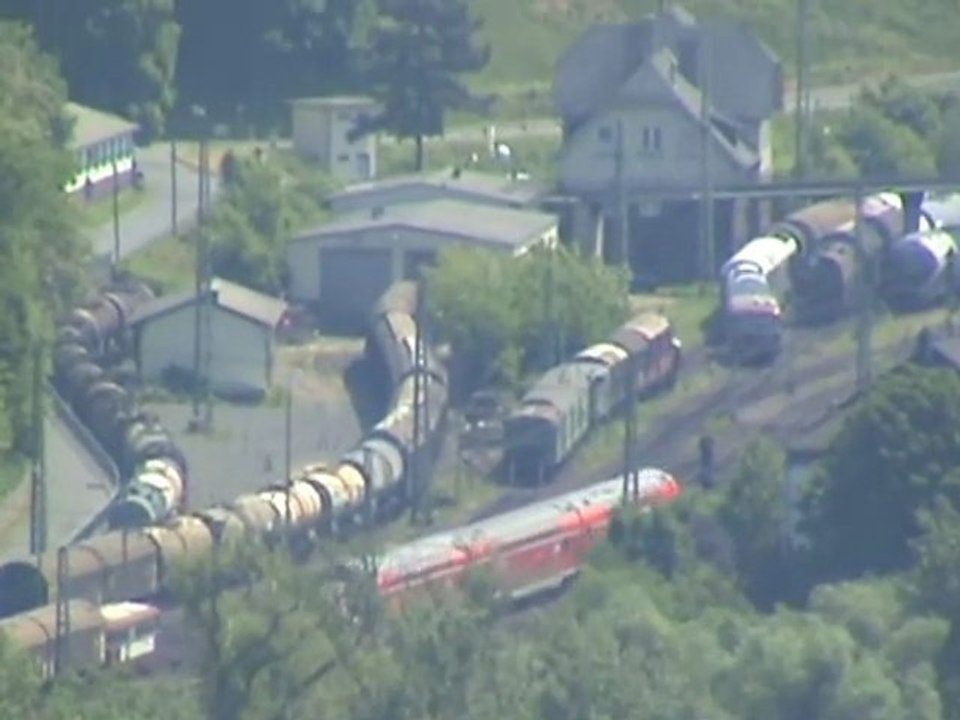 BR143 mit Dostos unterhalb der Erpeler Ley Richtung Linz am Rhein