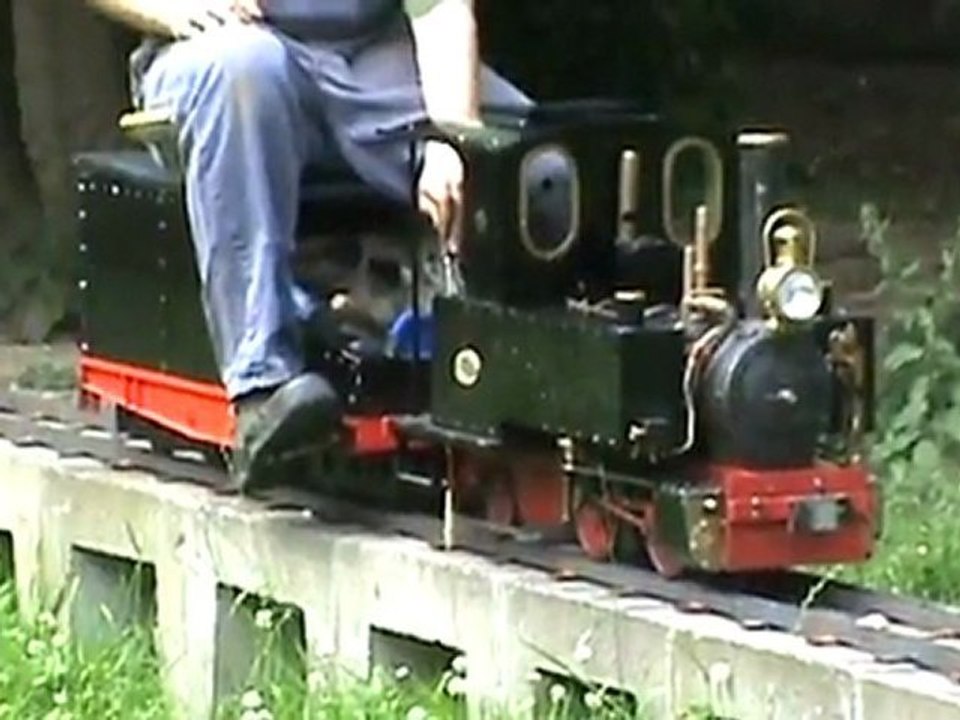 O&K Feldbahnlok auf fünf Zoll Spur wird repariert