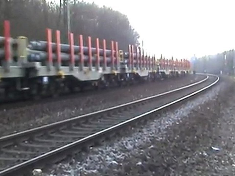 Alstom PRIMA 37500 von Veolia mit Rungenwagenzug trifft im Rbf Köln Gremberg ein