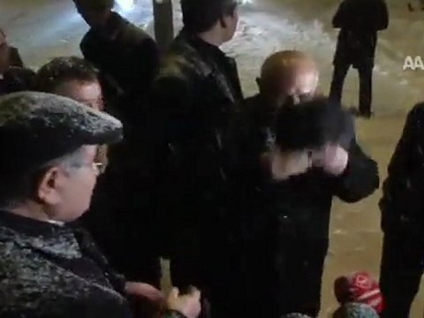 Vatandaşlarla kar topu oynadı