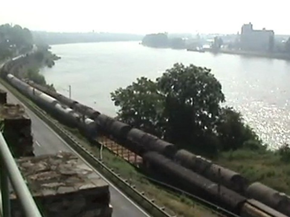 Zweimal BR185 und einmal BR152 mit Güterzügen am Ortseingang Neuwied