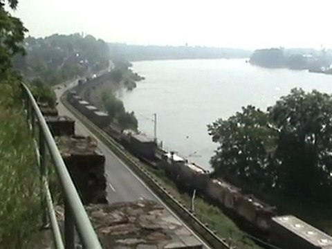 BR185 der Rail4Chem verläßt Neuwied mit Intermodalzug Richtung Köln