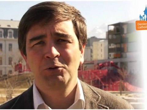 Damien donne au Denier de l'Eglise catholique en isère