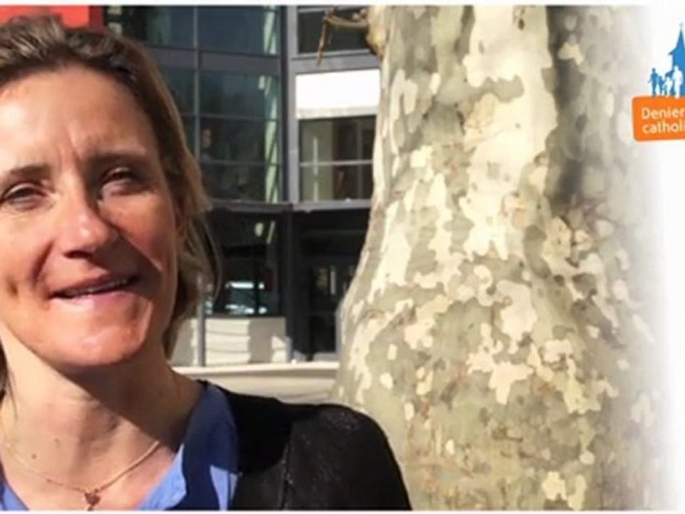 Anne donne au Denier de l'Eglise catholique en Isère