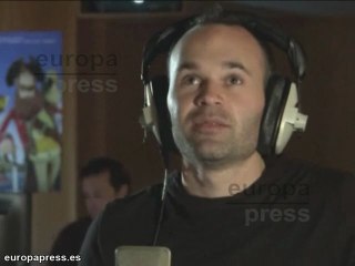 Casillas e Iniesta piden autógrafos a pie de calle