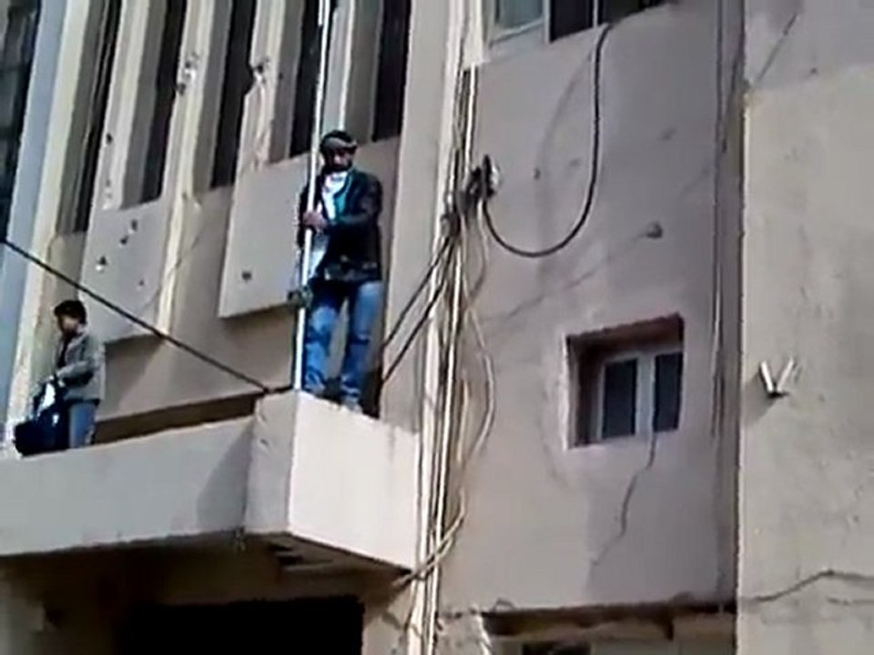 فري برس رفع علم الاستقلال فوق مبنى حزب البعث اعزاز  جمعة التسليح 2 3 2012