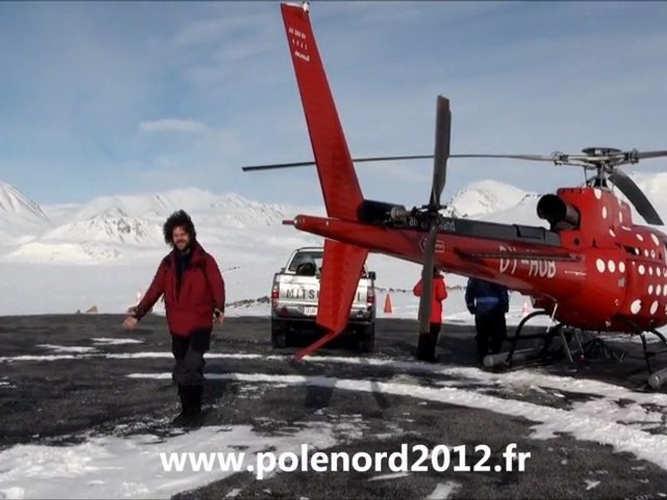 L'arrivée en hélicoptère au village Groenlandais