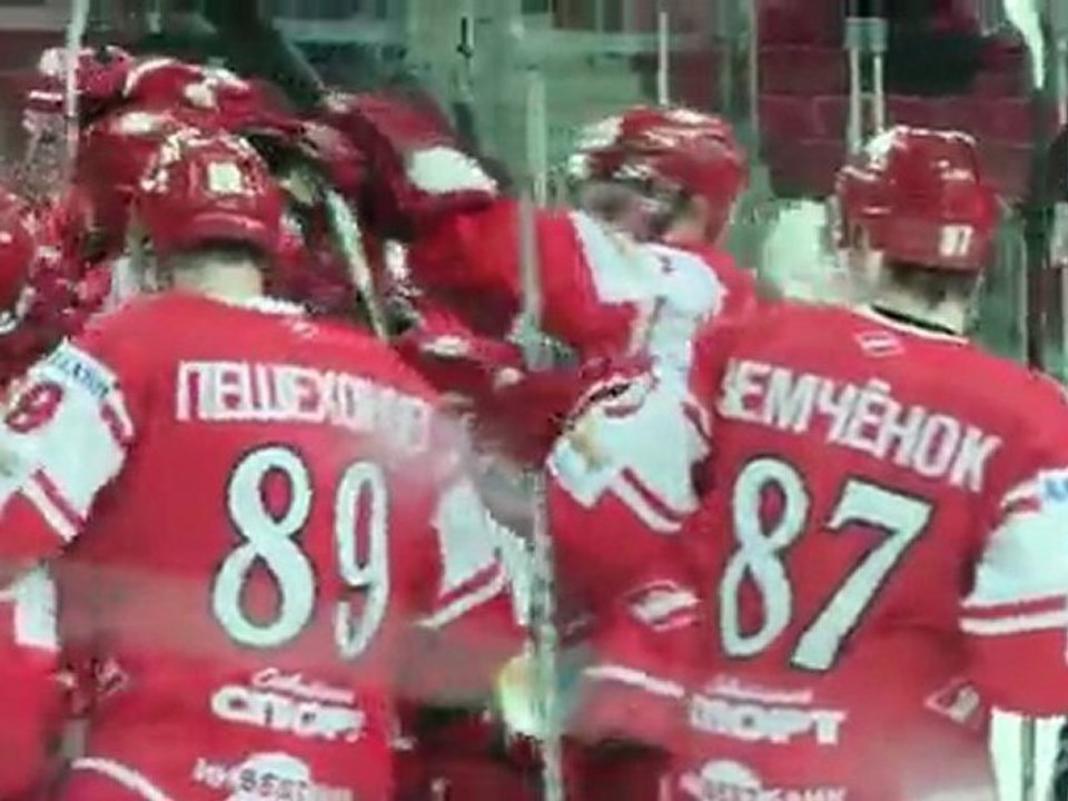 Анатолий Никонцев забрасывает победную шайбу к .Реактор 02.03.12.