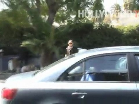 Olivia Wilde makes running errands look good!