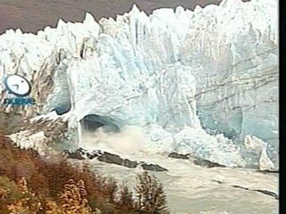 Argentine glacier makes a splash
