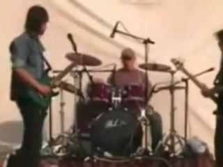 Singer smacks guitarist