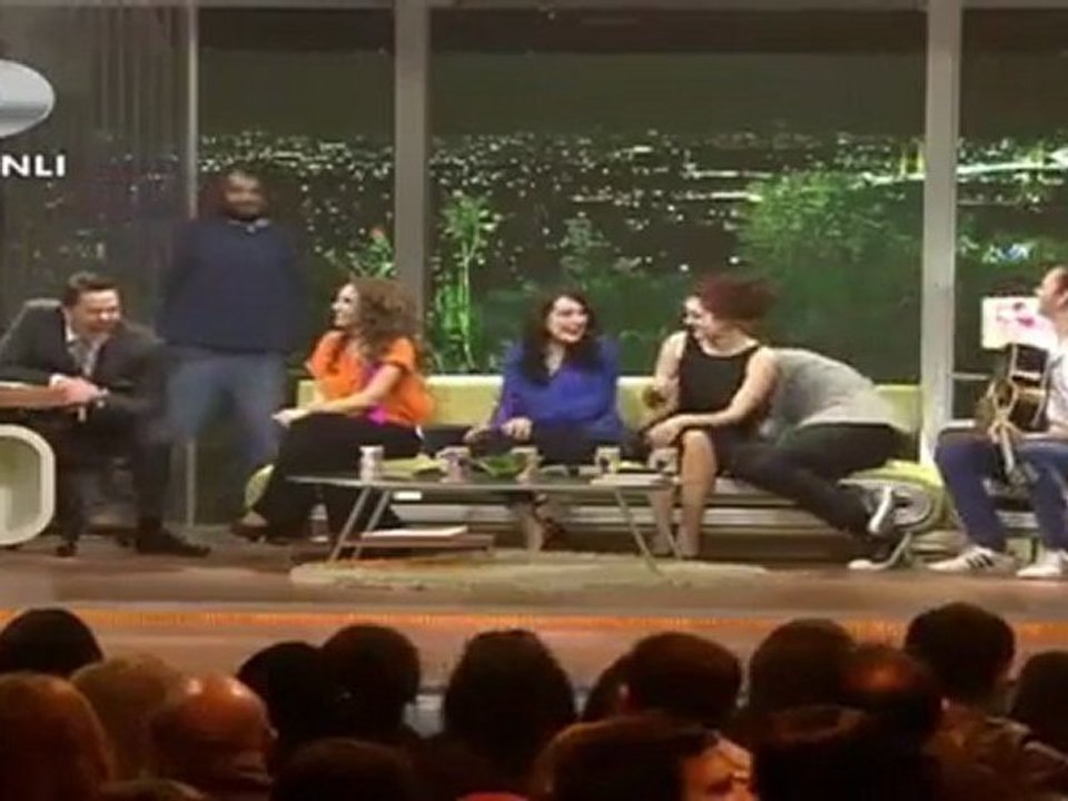'Yalan Dünya'nın Orçun'u 'Beyaz Show'u Böyle Bastı!