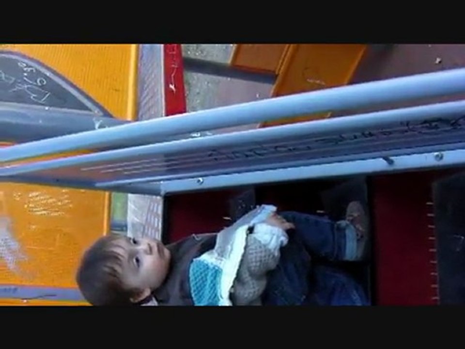 Je monte les escaliers du toboggan