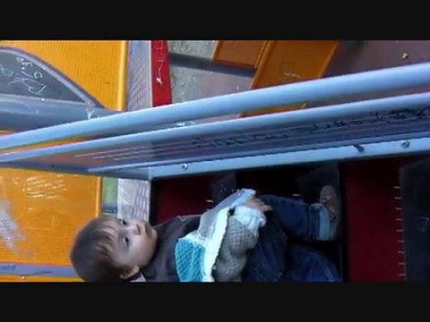 Je monte les escaliers du toboggan