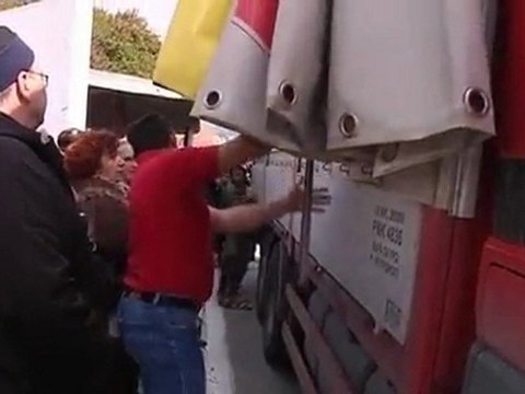 Cash-strapped Greeks snap up cut price potatoes