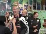 Heidi Loke Handball - Célébration de son titre de meilleure joueuse du monde avec ses coéquipières de Györ