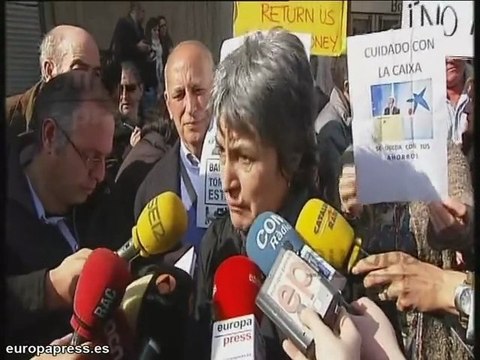 Cientos de personas reclaman su dinero en Barcelona