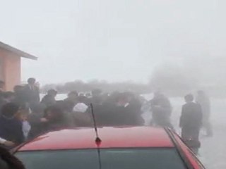 Kar Biriken Okul Çatısını Öğretmenler Temizledi. Yangın Tatbikatı