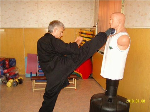 Отработка техники бросков в школе Кунг фу Цюань-шу . Стиль Цзыжань .