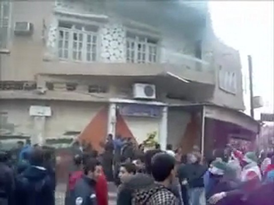 فري برس   ديرالزور  لحظةدخول الجيش الحر لحماية المتظاهرين 3 3 2012