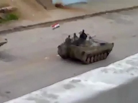 فري برس حماة حي الأربعين الدبابات تتجول في الطرقات 3 3 2012