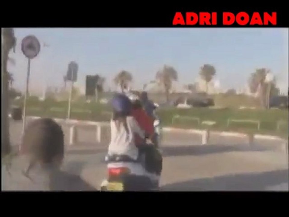 Justin Bieber casi atropella a un paparazzi (Loquendo)