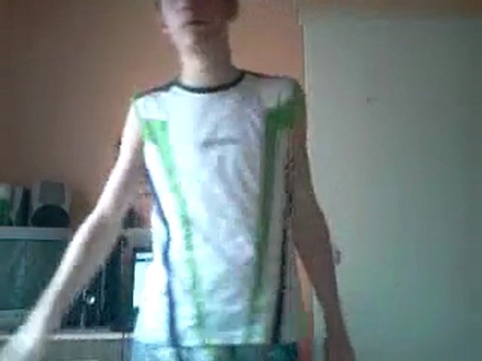 benjamin danse toujour sur plain de musique et il y a un peu de Justin Bieber ;)