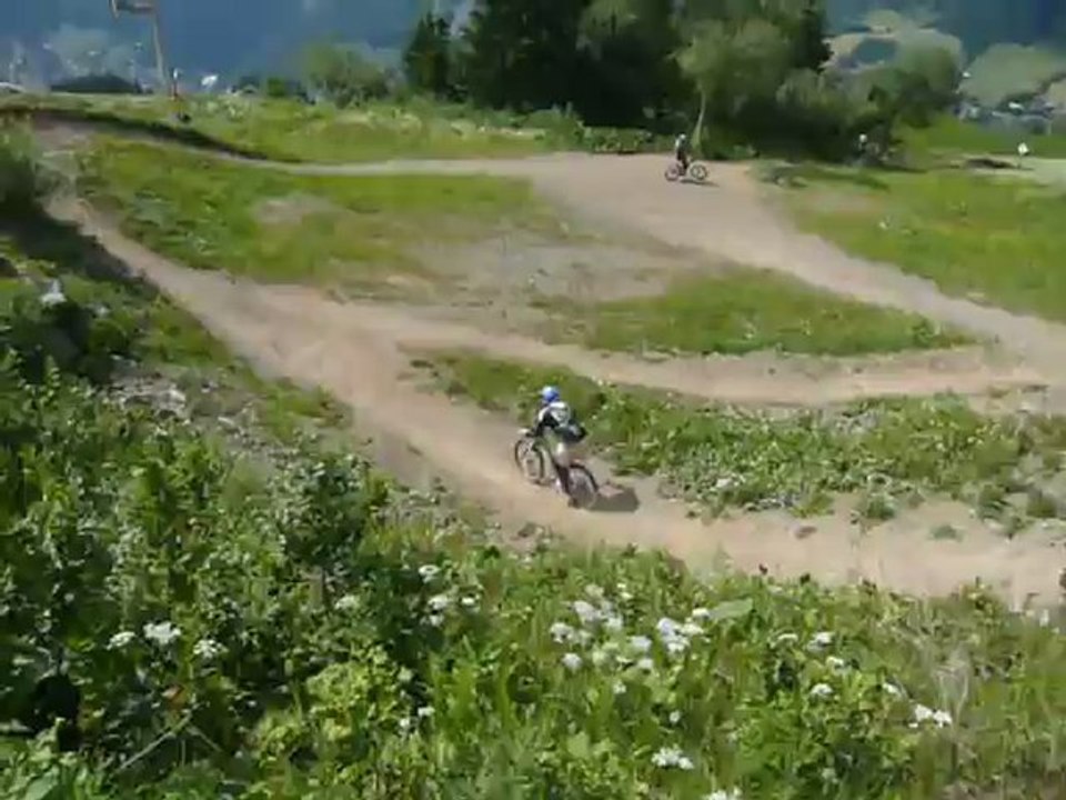 VTT de descente, La Clusaz 2010 avec Axel, vu sous un autre angle