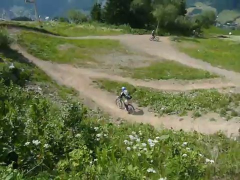 VTT de descente, La Clusaz 2010 avec Axel, vu sous un autre angle