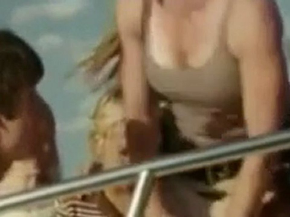 Piranha 3D - Clip Something In The Water