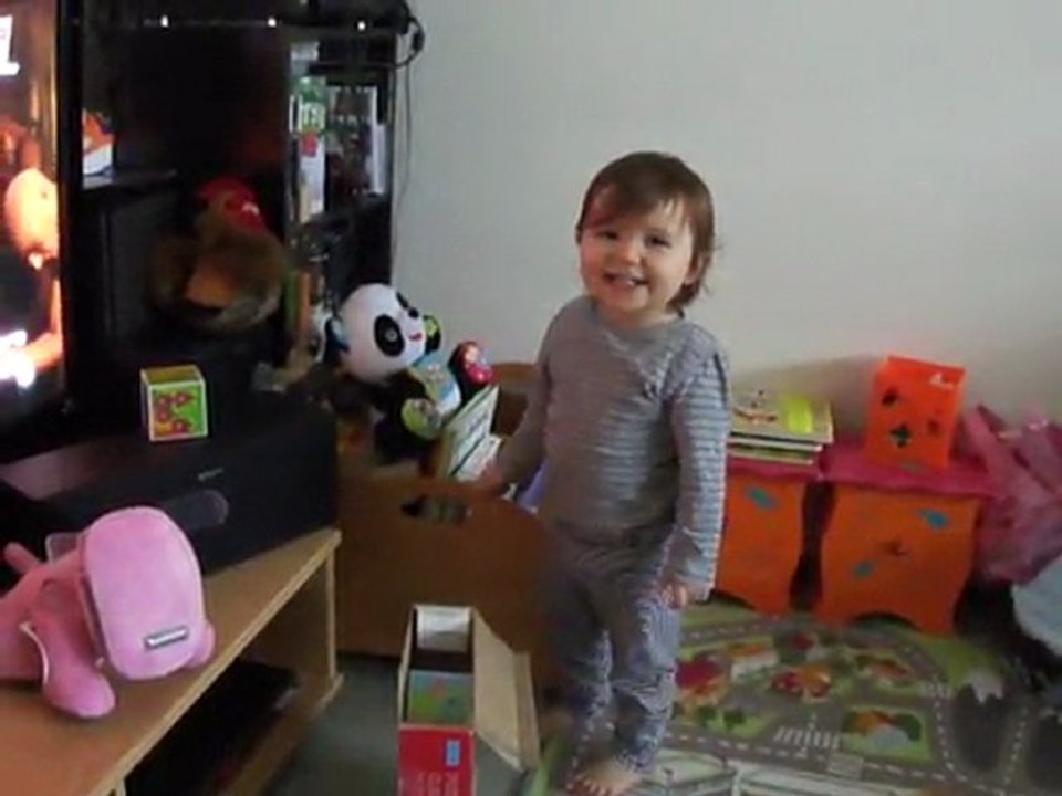 Elsa et ses cubes sur des tubes