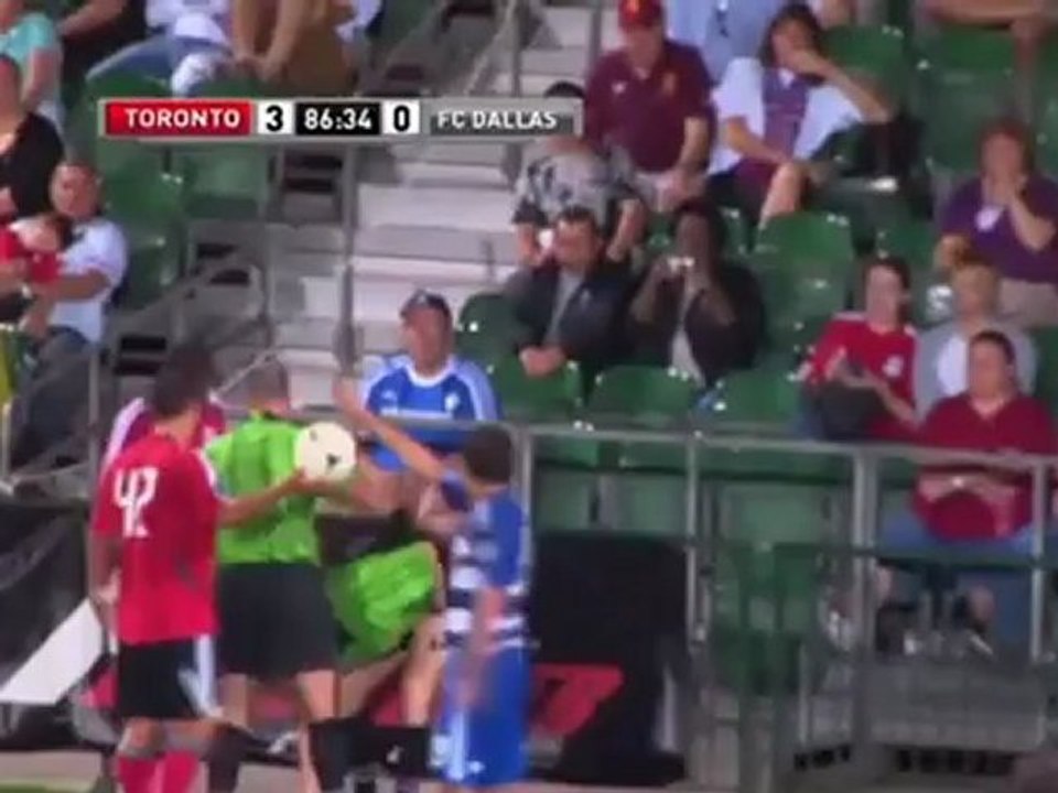 Terrible entrada doble sobre un arbitro