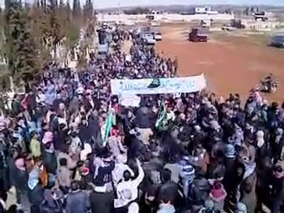 فري برس حلب الباب الشهيد ابراهيم السكر في المقبرة4 3 2012 ج1