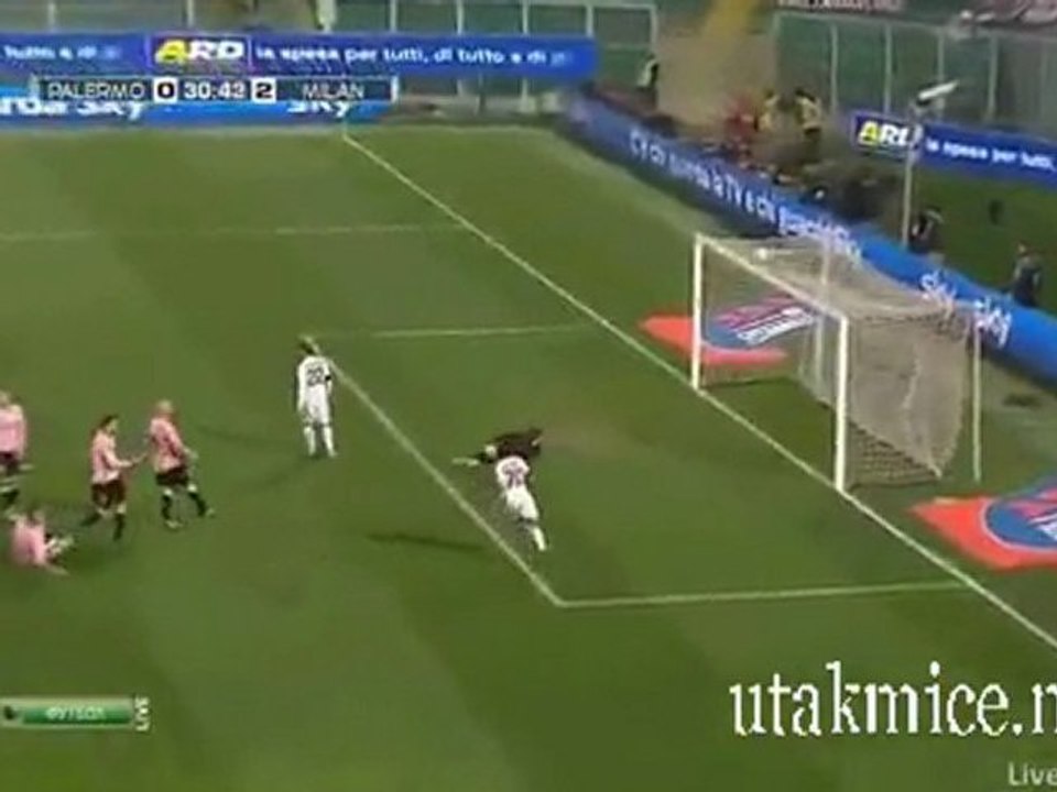 Ibrahimovic lập hattrick, Milan đè bẹp Palermo 4-0