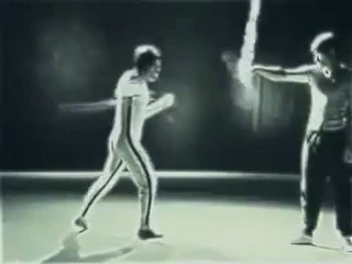 Bruce lee allume des allumettes avec son nunchaku
